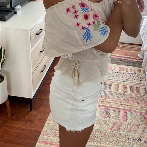 NWT RahiCali off the shoulder top. - Picture 3 of 4